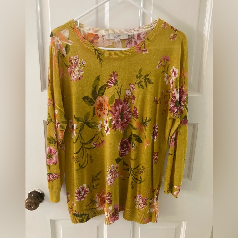 Woman’s tunic floral sweater